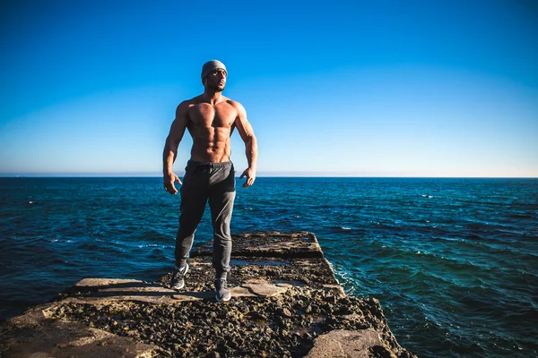 Uomo in piedi sulla roccia — Foto Stock