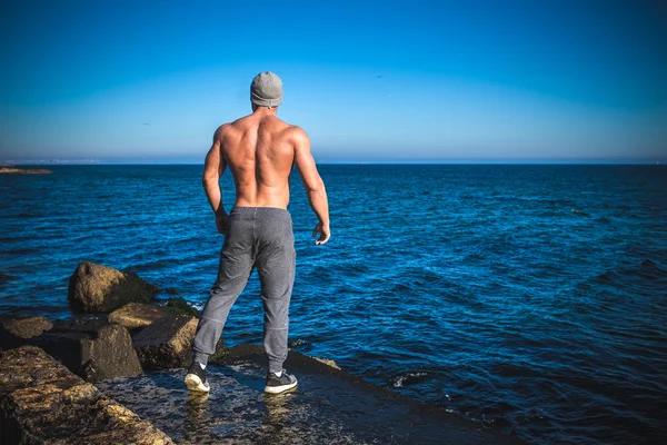 L'uomo sta sulla roccia — Foto Stock