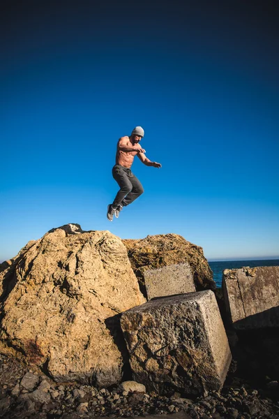 Homem realizando salto freerunning — Fotografia de Stock