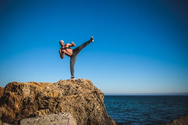 Entraînement de karaté sur les rivages — Photo