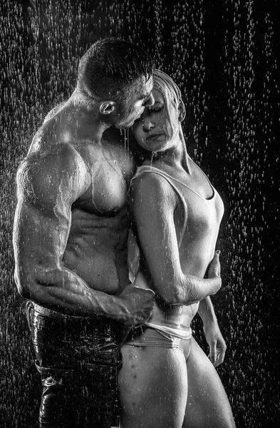 Loving couple in rain — Stock Photo, Image