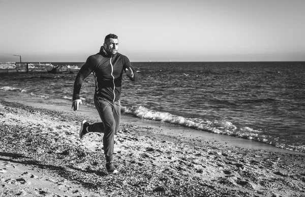 Man joggar på stranden — Stockfoto