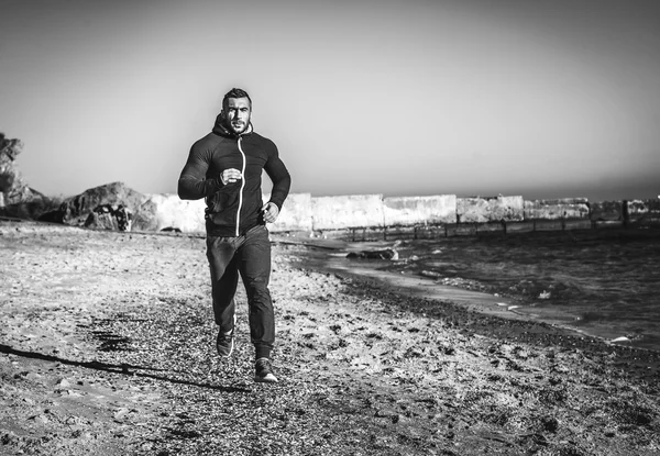 Homme jogging sur la plage — Photo