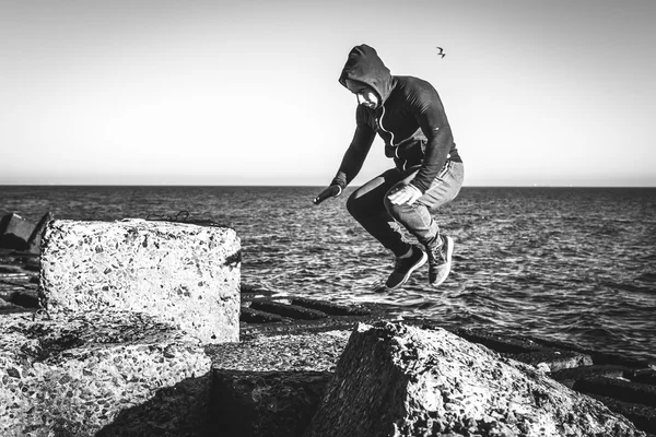 Muž provádějící freerunning skok — Stock fotografie