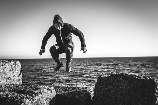 Homem realizando salto freerunning — Fotografia de Stock