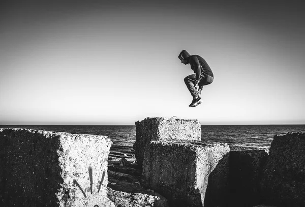 Hombre realizando freerunning salto — Foto de Stock