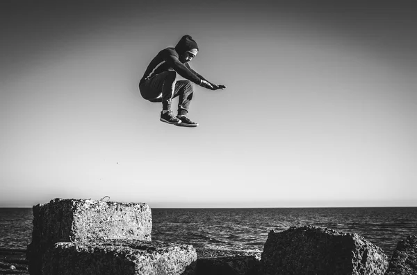 Uomo che esegue il salto freerunning — Foto Stock