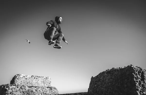 Mężczyzna wykonujący freerunning skok — Zdjęcie stockowe