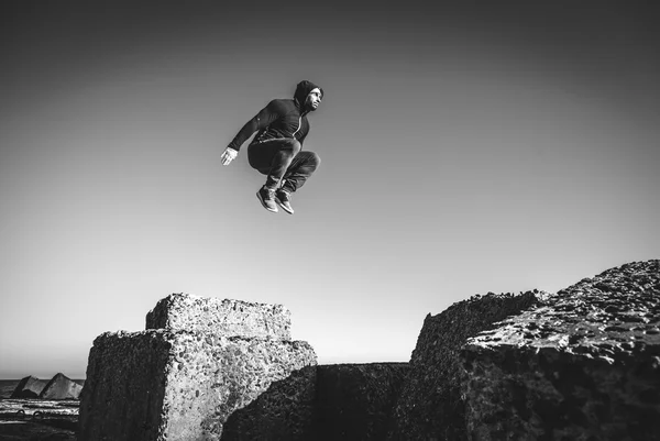 Uomo che esegue il salto freerunning — Foto Stock