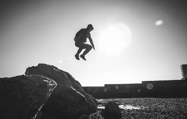 Mann macht Freerunning-Sprung — Stockfoto