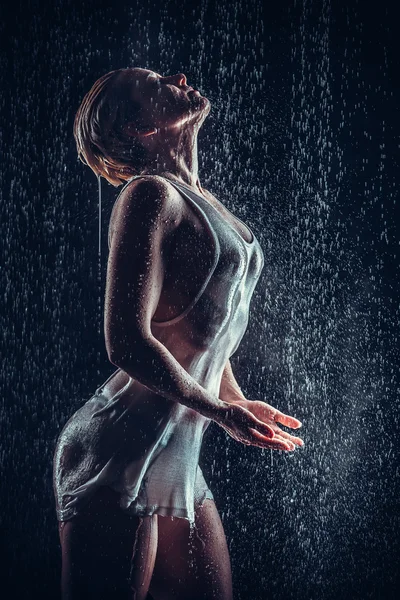 Jovem mulher na chuva — Fotografia de Stock