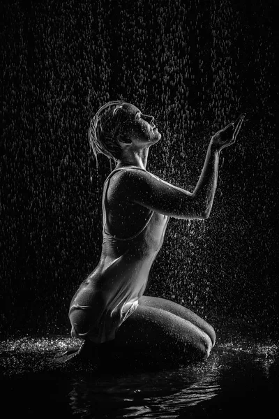 Jeune femme sous la pluie — Photo