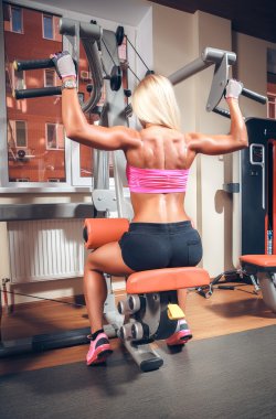 Spor salonunda çekici bir kadın 