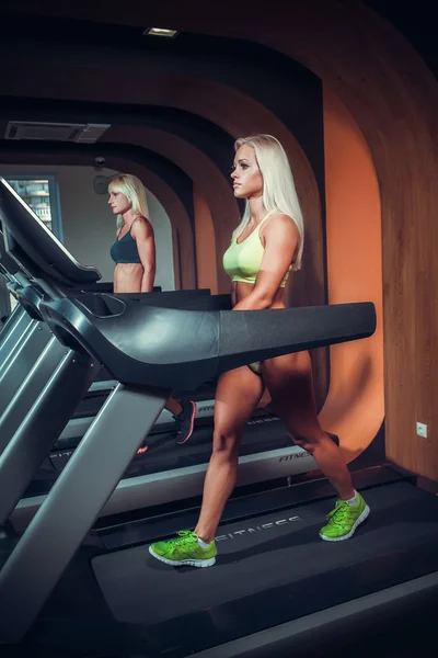 Young people running on treadmill — Stock Photo, Image