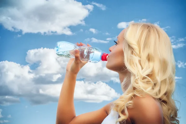 Frau trinkt Wasser — Stockfoto