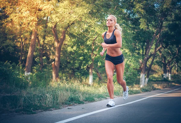 年轻女子慢跑 — 图库照片