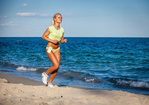 Mujer corriendo con auriculares —  Fotos de Stock