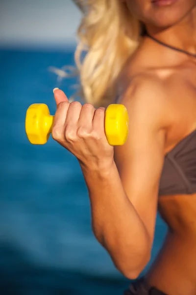 Woman working out with dumbbell — Stock Photo, Image