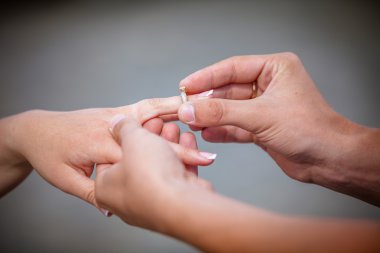 Nişan yüzüğü parmağında yerleştirerek adam 