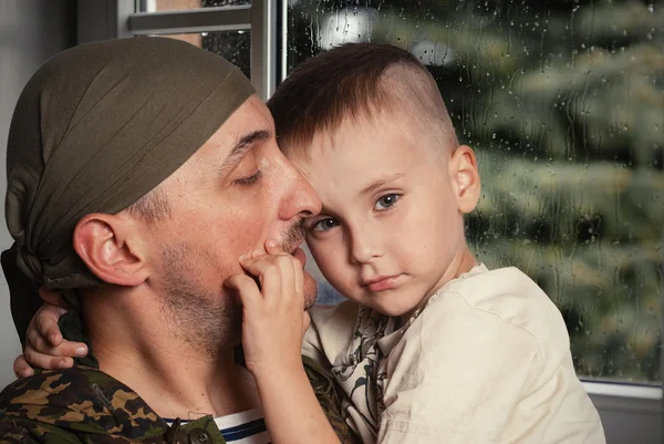 Папа прощается с сыном. Сын прощается с отцом офицером. Сын прощается с отцом офицером. Кадры из фильма баллада о солдате. Сын прощается с отцом офицером.