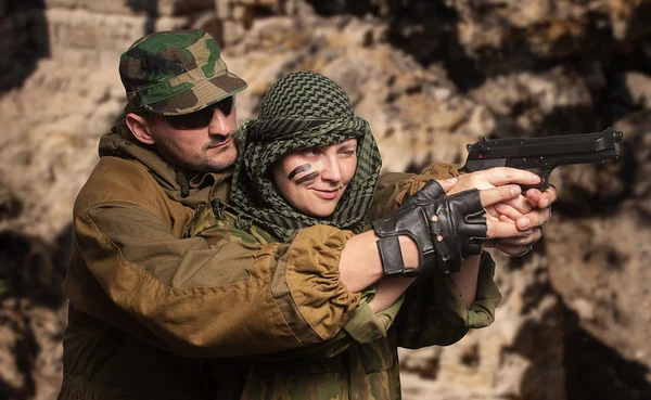 Woman shooting with instructor — Stock Photo, Image