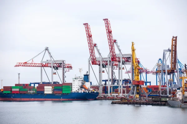 Ship in the dock with elevating cranes — Stock Photo, Image