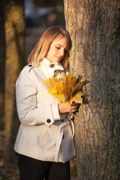 Porträt Der Hälfte Gesicht Schöne Blonde Frau — Stockfoto