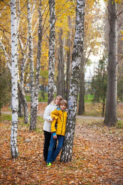 Mor Och Liten Son Park Eller Skog Utomhus — Stockfoto