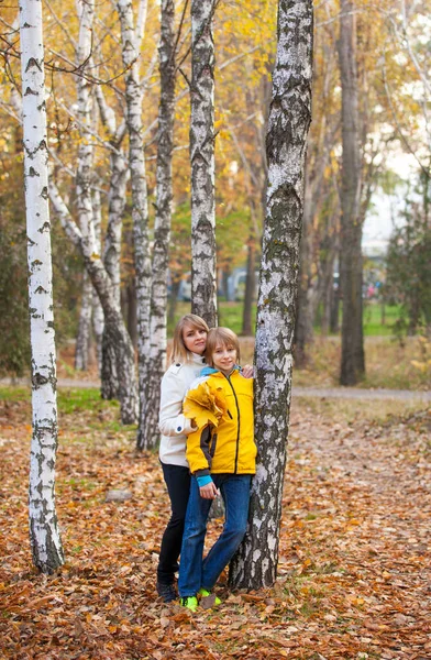 Mor Och Liten Son Park Eller Skog Utomhus — Stockfoto