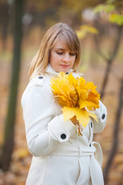 Porträt Der Hälfte Gesicht Schöne Blonde Frau — Stockfoto