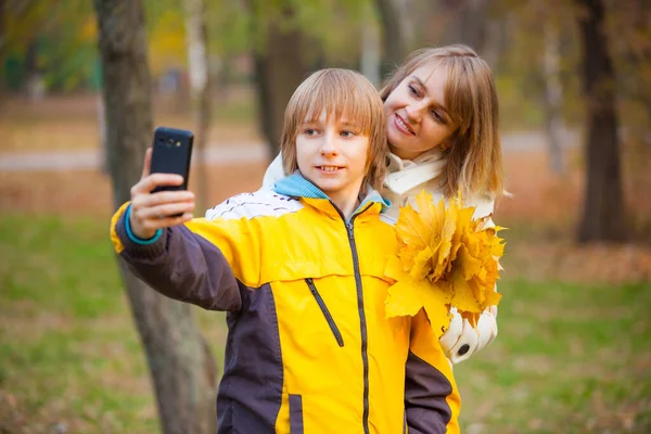 Madre Hijo Pequeño Parque Bosque Aire Libre — Foto de Stock