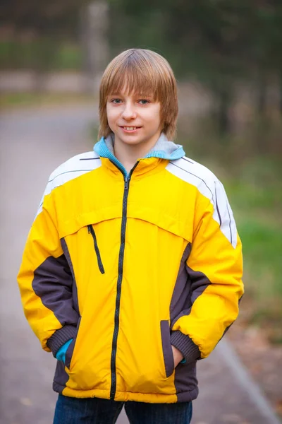 Portret Szczęśliwy Chłopiec Jesiennym Parku — Zdjęcie stockowe