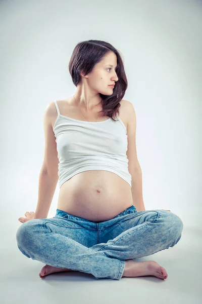 Happy Nahý Těhotná Žena Světlém Pozadí — Stock fotografie