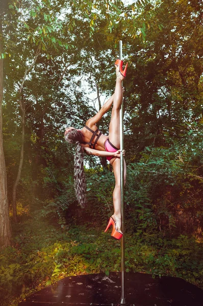 Feminino Pole Dancer Parque — Fotografia de Stock