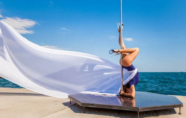 Female Pole Dancer Sea Sky — Stock Photo, Image