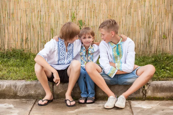 Oekraïense Jongens Traditioneel Shirt Van Verschillende Leeftijd Het Platteland — Stockfoto