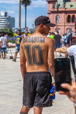 Buenos Aires, Arjantin - 26 Kasım 2020: Diego Maraudona hayranının sırtında dövmeler vardı.