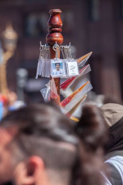 Buenos Aires, Arjantin - 26 Kasım 2020: Fotoğraflar, çizimler, hayranların elinde Diego Maradona 'nın bir portresi olan posterler