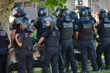 Buenos Aires, Arjantin - 26 Kasım 2020: Ulusal, askeri, deniz, askeri polis, özel hizmet, ordu Diego Maradona 'ya veda gününde düzeni sağlamak için terk edildi