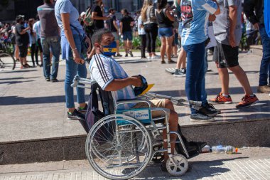 Buenos Aires, Arjantin - 26 Kasım 2020: Buenos Aires 'te Diego Maradona' ya veda gününde tekerlekli sandalyedeki engelli kişi