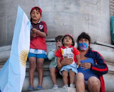 Buenos Aires, Arjantin - 26 Kasım 2020: Buenos Aires 'teki Diego Maradona' ya veda gününde başkanlık sarayı yakınlarındaki çocuklar