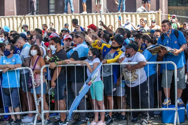 アルゼンチンのブエノスアイレス 2020年11月26日 ブエノスアイレスの大統領宮殿近くのディエゴ マラドーナへのお別れの日の人々 — ストック写真