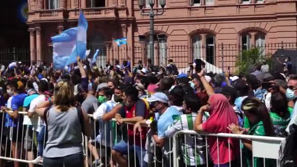 アルゼンチンのブエノスアイレス 2020年11月26日 ブエノスアイレスの大統領宮殿近くのディエゴ マラドーナへのお別れの日の人々 — ストック動画