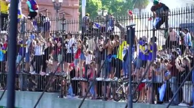 Buenos Aires, Arjantin - 26 Kasım 2020: Buenos Aires 'teki Başkanlık Sarayı yakınlarındaki Diego Maradona' ya veda günü