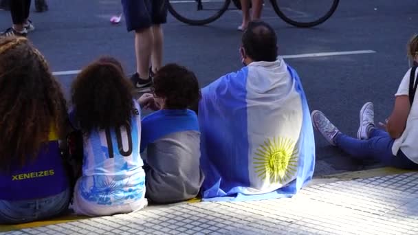 阿根廷布宜诺斯艾利斯 2020年11月26日 在布宜诺斯艾利斯总统府附近与迭戈 马拉多纳道别的人们 — 图库视频影像