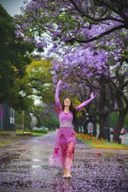 Genç bir kadın yaz günü yağmurda