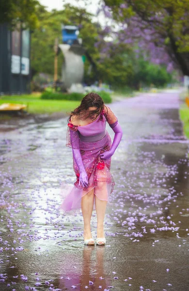 Mujer Joven Bajo Lluvia Día Verano —  Fotos de Stock