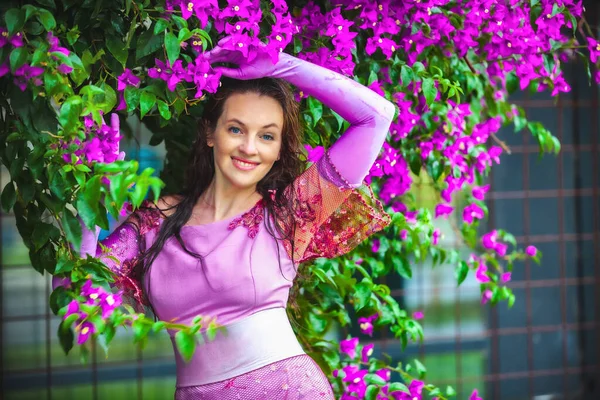 Jonge Vrouw Regen Een Zomerdag — Stockfoto