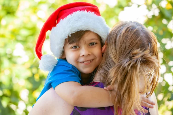 Joyeux Garçon Santa Claus Chapeau Sur Épaule Mère — Photo