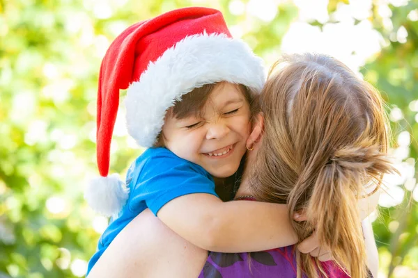 Joyeux Garçon Santa Claus Chapeau Sur Épaule Mère — Photo